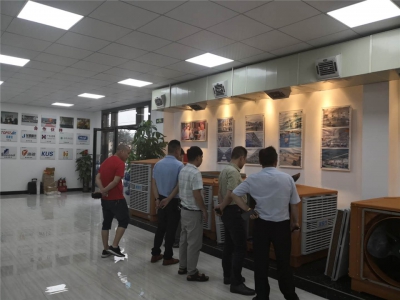 東莞環(huán)?？照{(diào)廠家技術(shù)人員現(xiàn)場示范給來訪客戶我們產(chǎn)品質(zhì)量